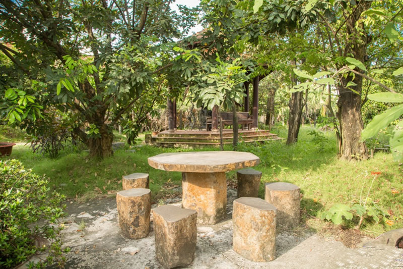 Bàn ghế đá tự nhiên nguyên khối sân vườn